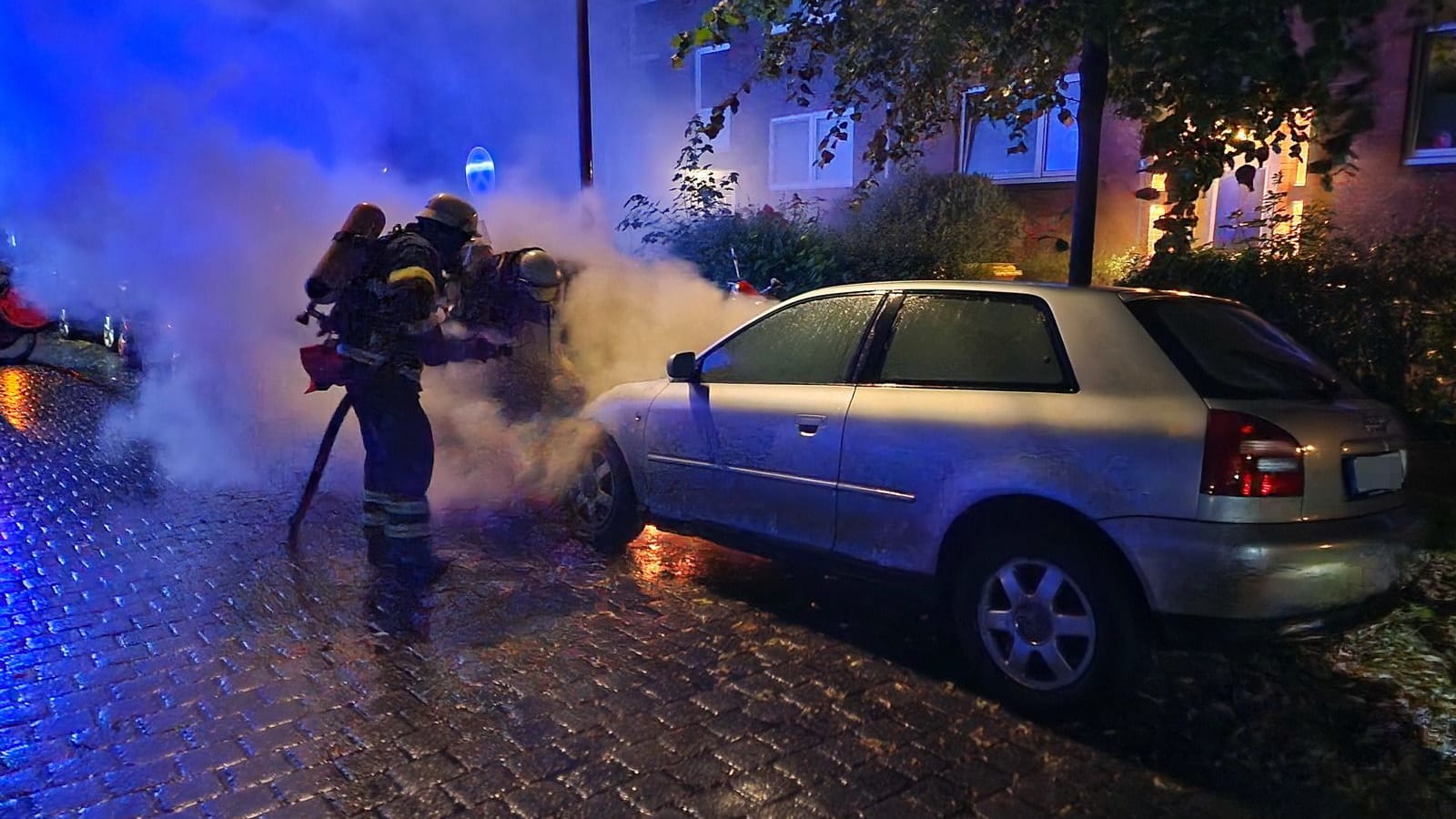 Einsatzkräfte löschen einen brennden Pkw in Hamburg-Eimsbüttel: Die Täter haben sich zu der Tat bekannt. Einsatzkräfte löschen einen brennden Pkw in Hamburg-Eimsbüttel: Die Täter haben sich zu der Tat bekannt.