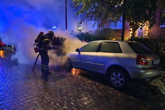 Einsatzkräfte löschen einen brennden Pkw in Hamburg-Eimsbüttel: Die Täter haben sich zu der Tat bekannt.