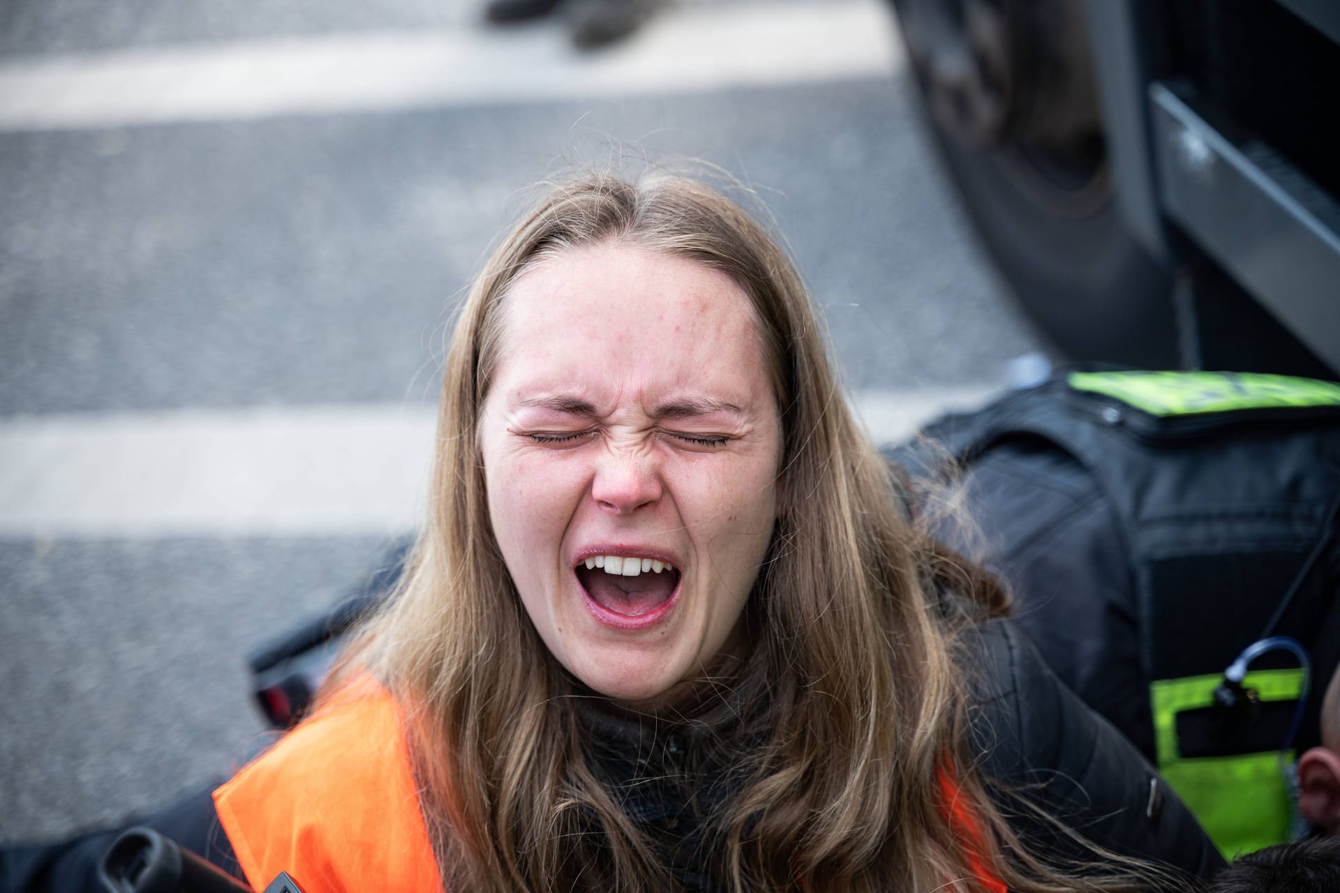 Eine Aktivistin (Archivbild): Nach Angriffen auf die Letzte Generation wird in Dutzenden Fällen ermittelt.