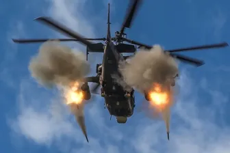 Ein Ka-52M Hubschrauber schießt Raketen ab.