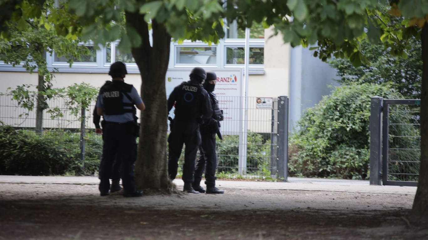 An der Anton-Phillip-Reclam-Schule in Leipzig: Viele Polizeikräfte befinden sich aktuell vor ORt.