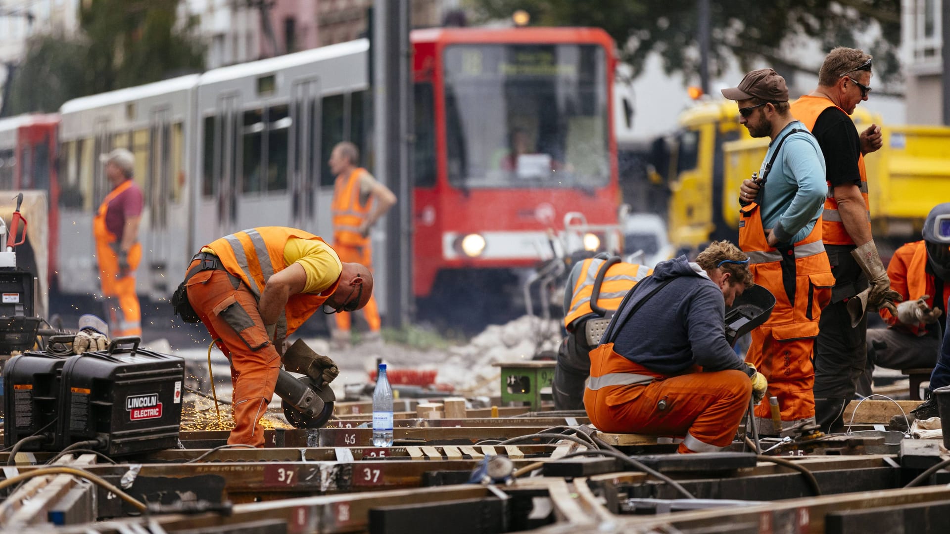 Gleisarbeiten der KVB (Symbolbild): Im August führen zahlreiche Baustellen zu Fahrplanänderungen.