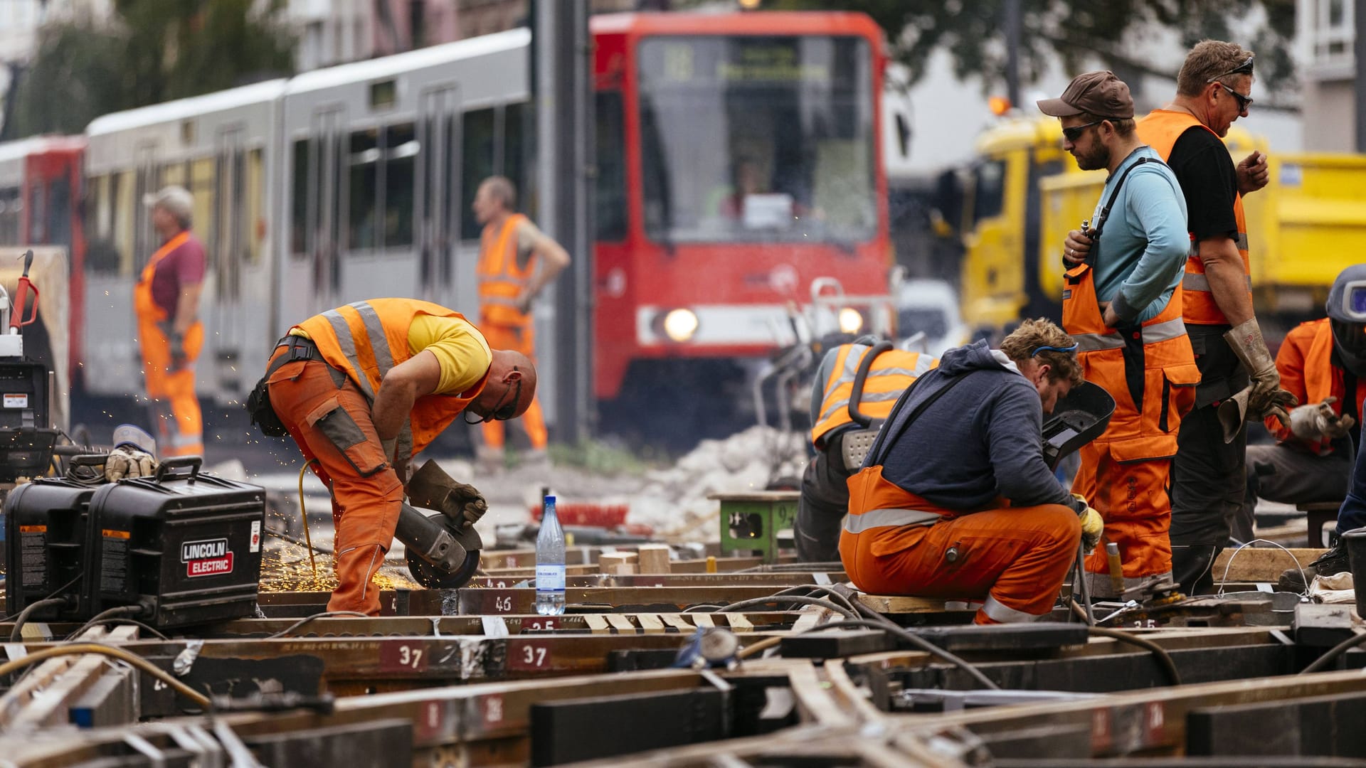 Gleisarbeiten der KVB (Symbolbild): Im August führen zahlreiche Baustellen zu Fahrplanänderungen.