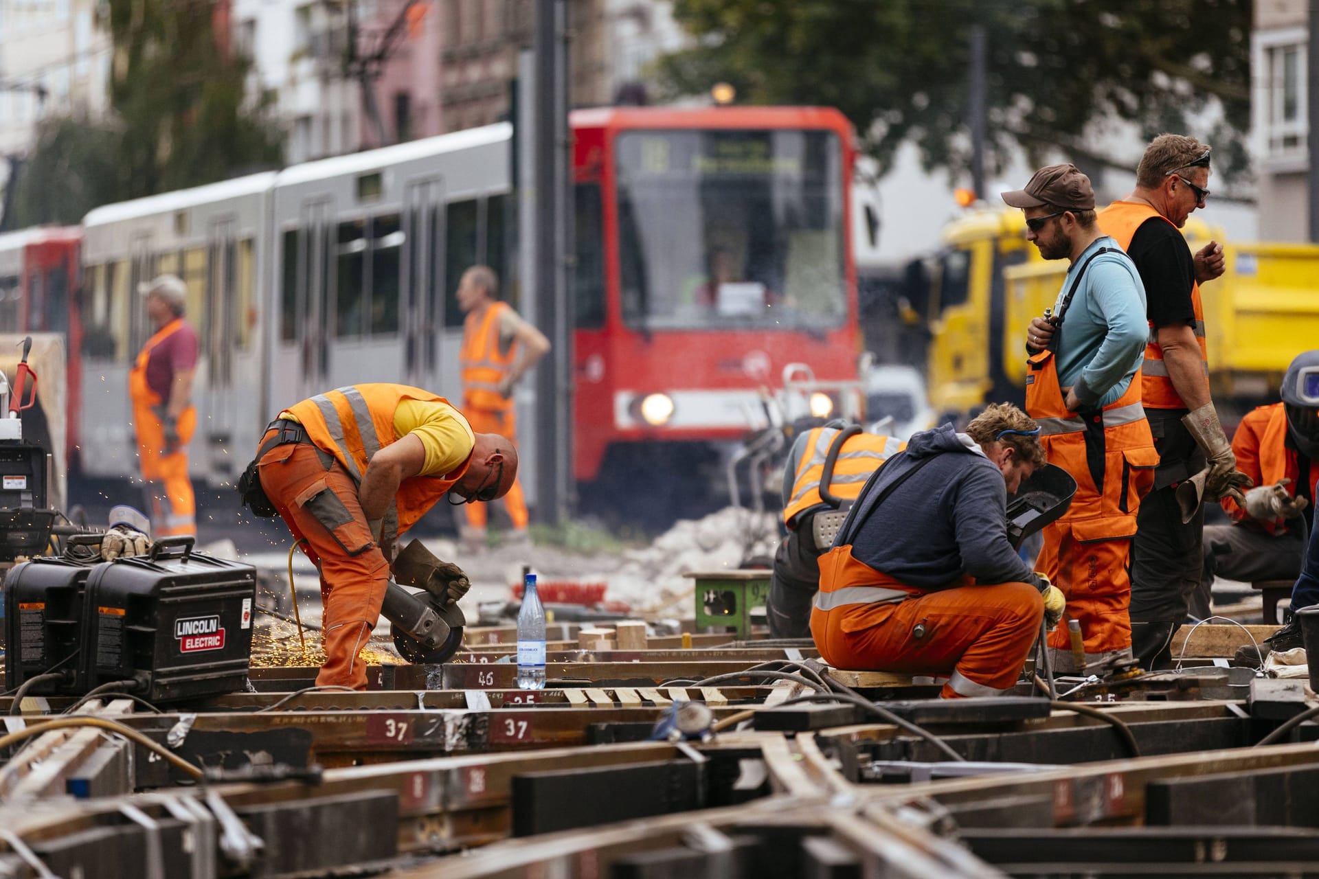 Gleisarbeiten der KVB (Symbolbild): Im August führen zahlreiche Baustellen zu Fahrplanänderungen.