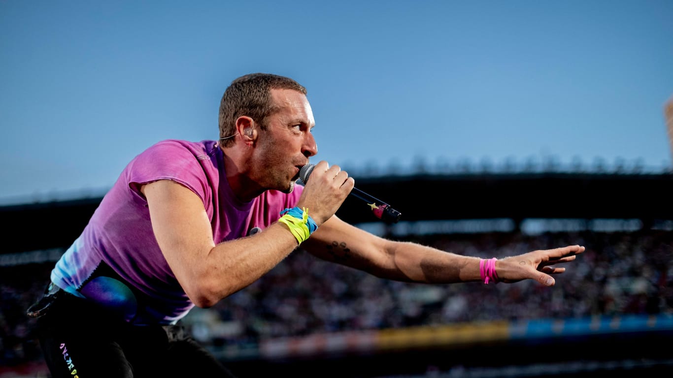 Coldplay-Frontman Chris Martin bei einem Konzert im schwedischen Göteborg (Archivbild): Jetzt soll er auch für zwei Auftritte nach Deutschland kommen.