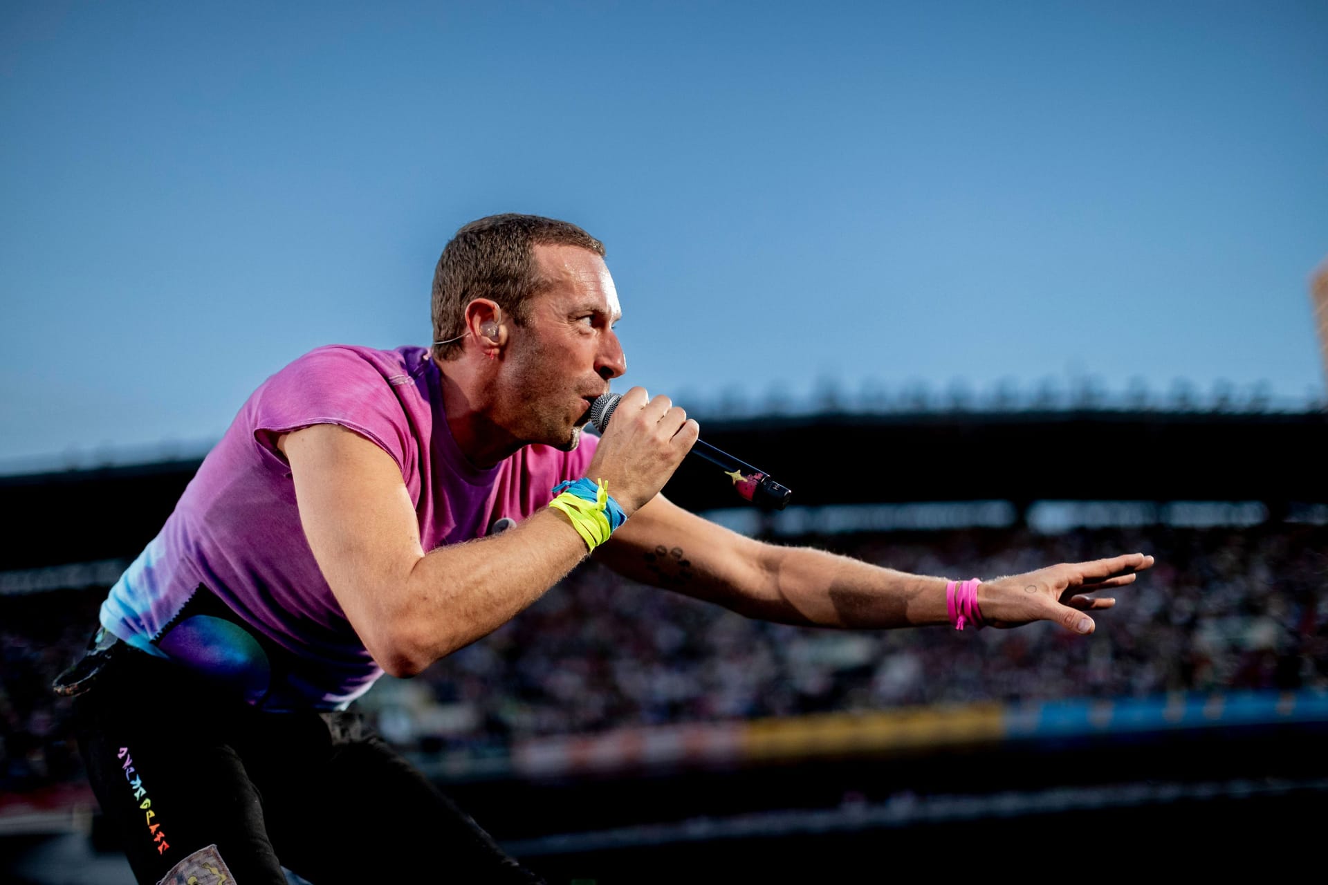 Coldplay-Frontman Chris Martin bei einem Konzert im schwedischen Göteborg (Archivbild): Jetzt soll er auch für zwei Auftritte nach Deutschland kommen.