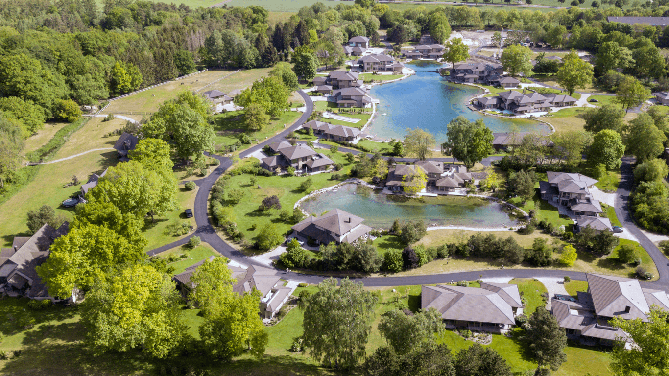 Ein Luftbild zeigt das Ausmaß des Areals. Direkt neben dem Wohnpark liegt der Spascher Park sowie etwas weiter entfernt, auch ein Golfplatz.