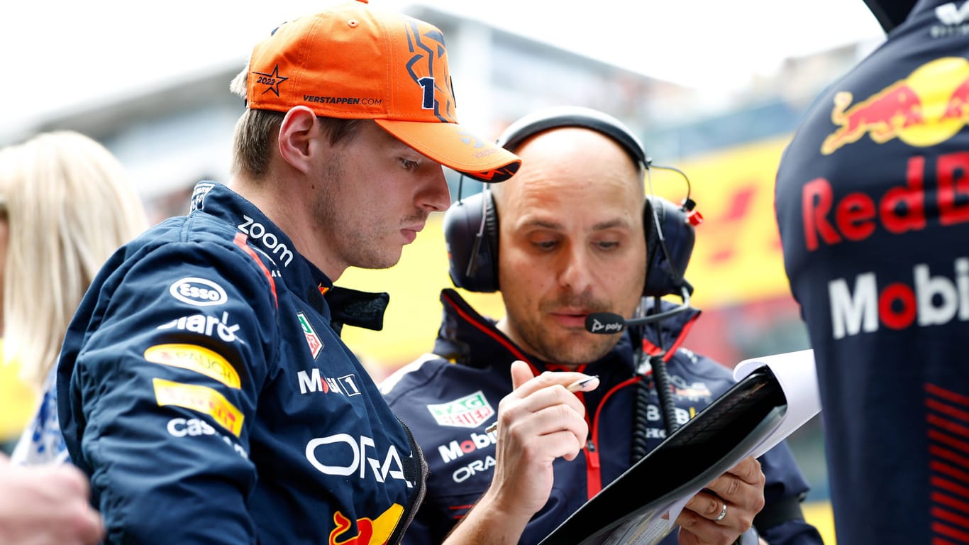 Diskussionsfreudiges Duo: Formel-1-Weltmeister Verstappen (li.) und sein Red-Bull-Renningenieur Lambiase.