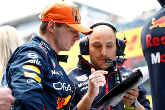 Diskussionsfreudiges Duo: Formel-1-Weltmeister Verstappen (li.) und sein Red-Bull-Renningenieur Lambiase.