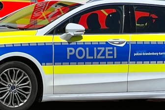 Polizeiwagen (Symbolbild): Der Irrtum fiel auf, als der vermeintlich verstorbene 44-Jährige sich bei seiner Familie meldete.