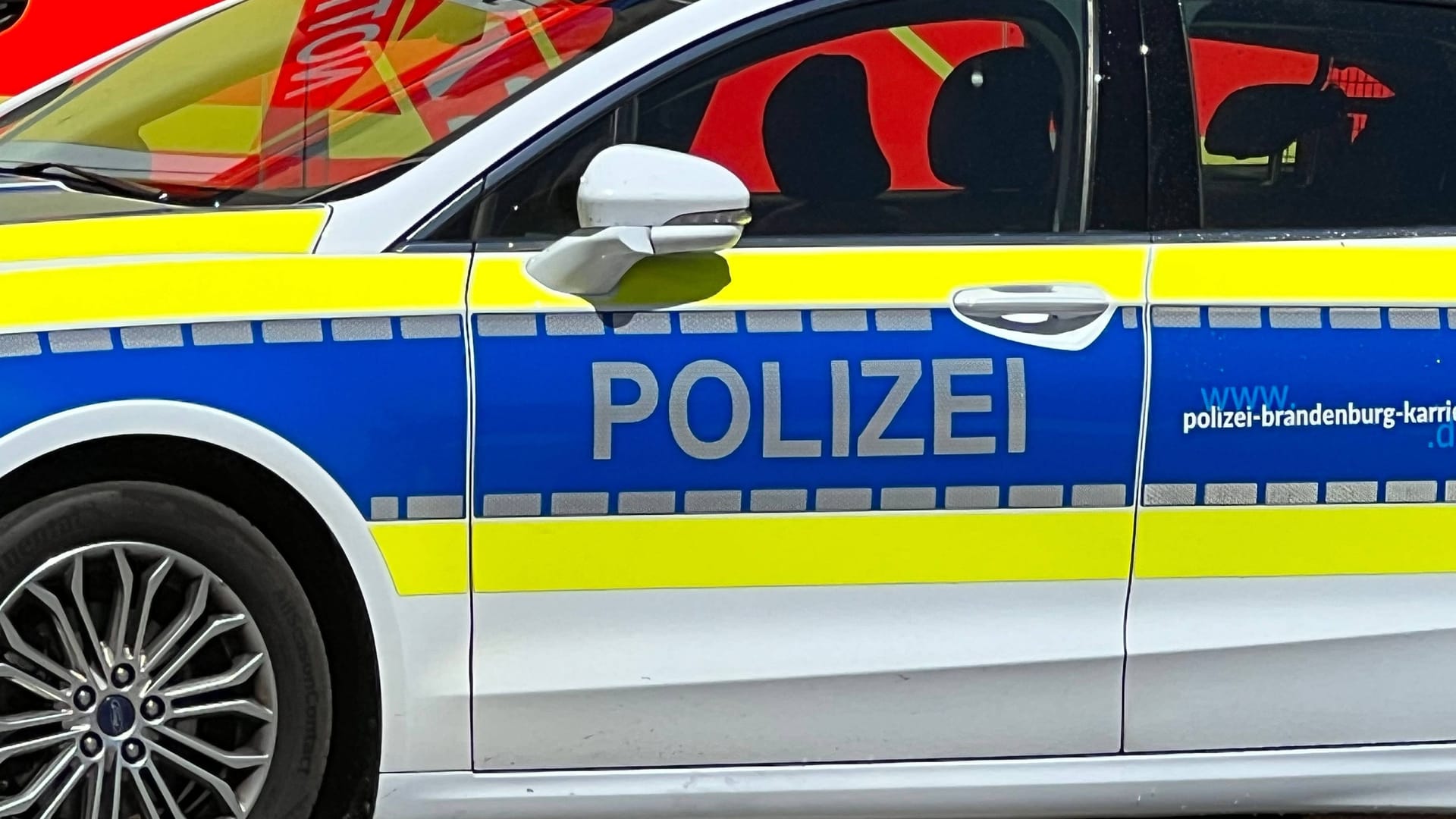 Polizeiwagen (Symbolbild): Der Irrtum fiel auf, als der vermeintlich verstorbene 44-Jährige sich bei seiner Familie meldete.