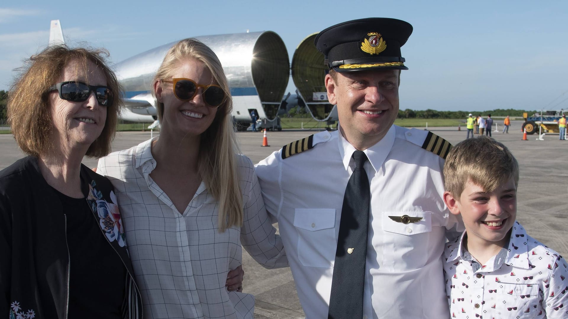 Hamish Harding (2.v.r.). Das Bild aus dem Jahr 2019 zeigt den Abenteurer und Piloten mit seiner Familie nach der Landung eines Privatjets auf dem Kennedy Space Center in Florida. Hamish Harding (2.v.r.). Das Bild aus dem Jahr 2019 zeigt den Abenteurer und Piloten mit seiner Familie nach der Landung eines Privatjets auf dem Kennedy Space Center in Florida.