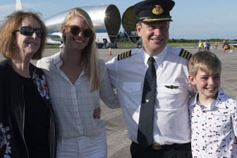 Hamish Harding (2.v.r.). Das Bild aus dem Jahr 2019 zeigt den Abenteurer und Piloten mit seiner Familie nach der Landung eines Privatjets auf dem Kennedy Space Center in Florida.