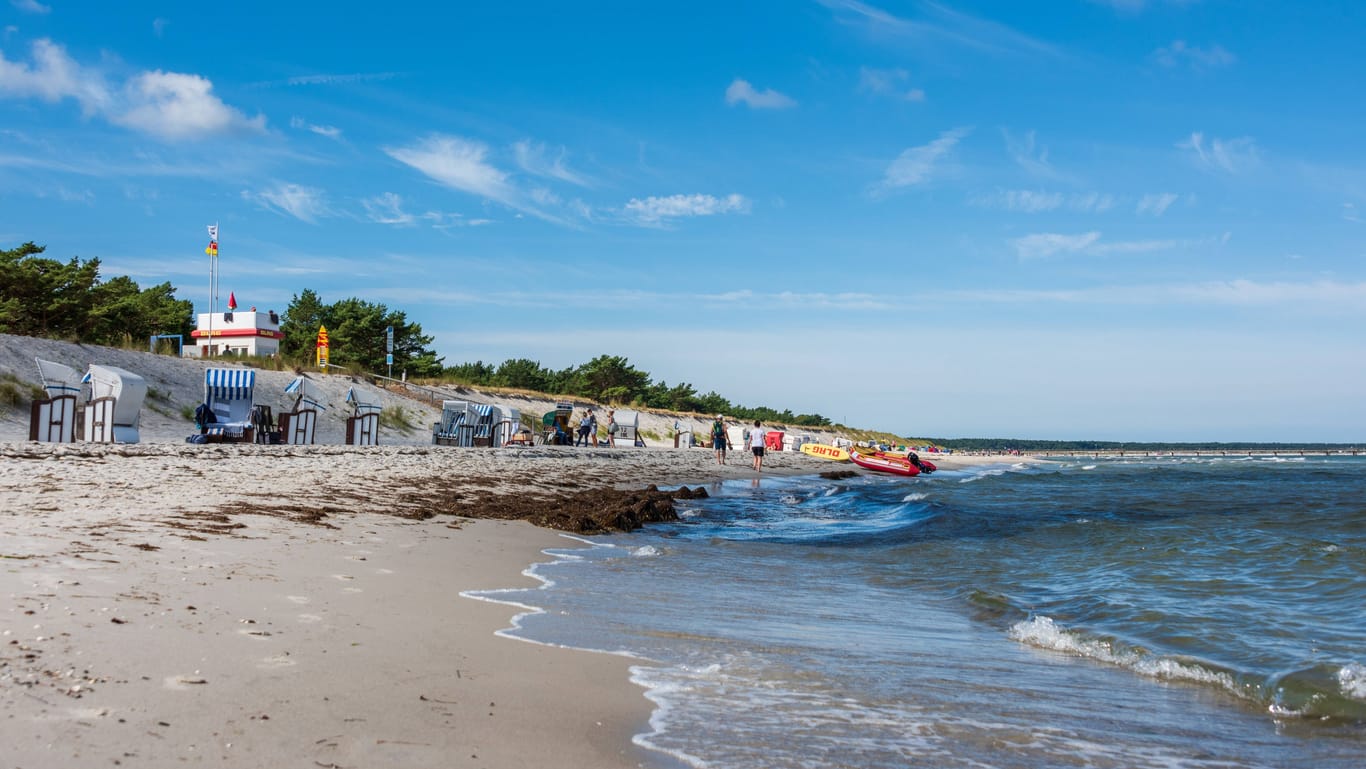 Ein Strand an der Ostsee (Archivbild): Vier Schwimmer mussten aus dem Meer gerettet werden.