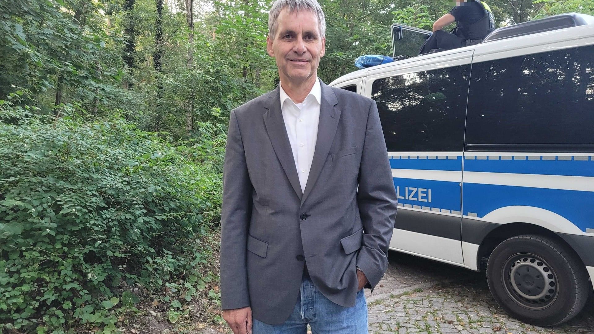 Kleinmachnows Bürgermeister Michael Grubert vor Ort: "Heute ist ein Ausnahmetag."