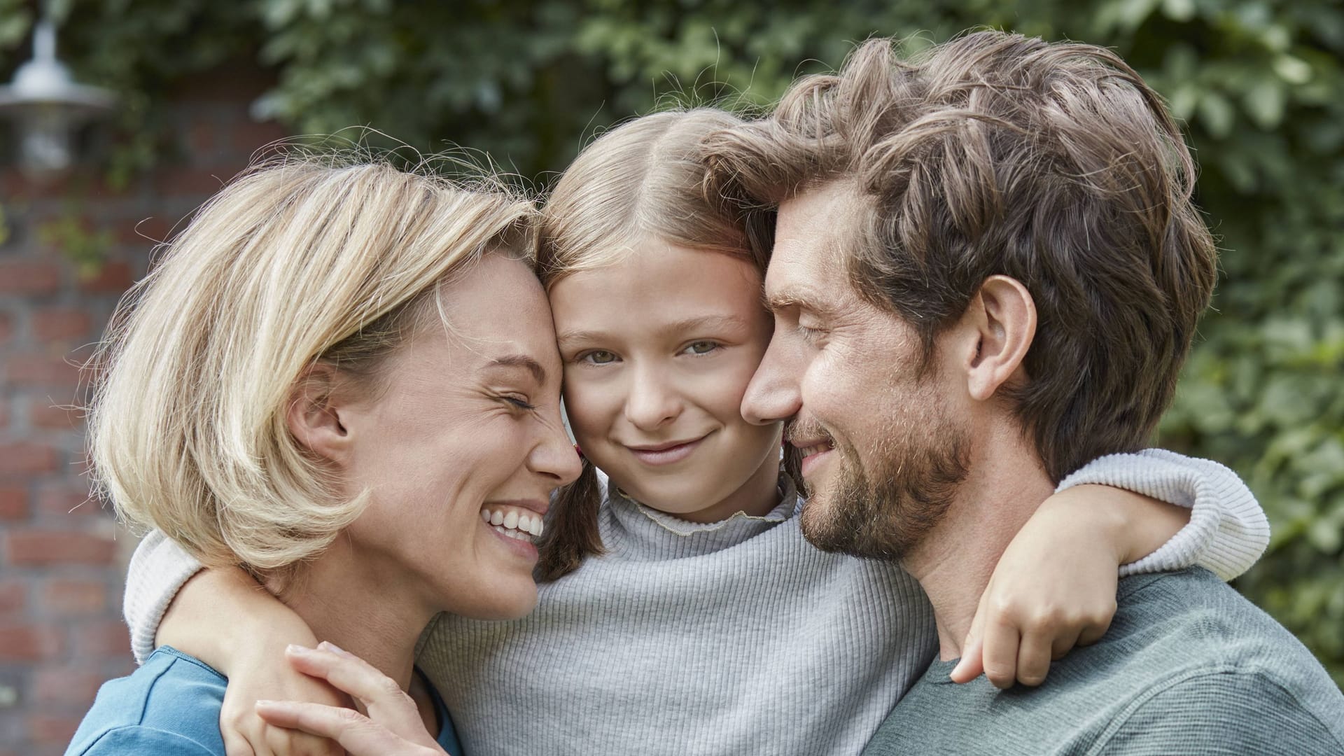 Eine junge Familie: Gutverdiener sollten kein Elterngeld erhalten, meinen viele. (Symbolbild)