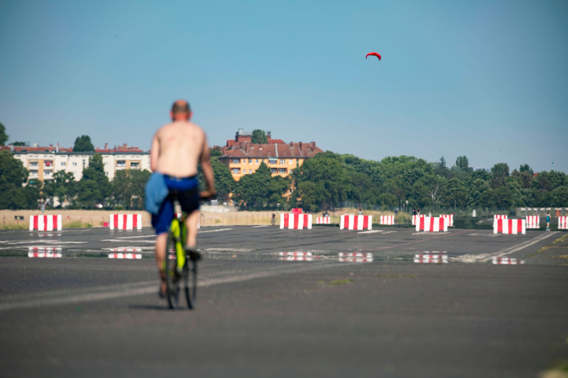 Hitzewellen: Die steigenden Temperaturen führen auch zu mehr Hitzewellen. Der bisherige Hitzerekord liegt in Deutschland bei 41,2 Grad. Er wurde am 25. Juli 2019 an den Stationen in Duisburg und Tönisvorst (beides NRW) gemessen. Die Hitzewellen haben auch mehr Hitzetote zur Folge: In den Sommermonaten führen hohe Außentemperaturen regelmäßig zu deutlich höheren Sterberaten, insbesondere in älteren Altersgruppen. Die Menschen sterben etwa am Hitzeschlag, besonders gefährdet sind zum Beispiel alle mit vorbestehenden Herz-Kreislauf- oder Lungenerkrankungen. 2022 gab es in Deutschland 8.173 hitzebedingte Todesfälle. (Hier zu sehen: das Tempelhofer Feld in Berlin bei 37 Grad.)