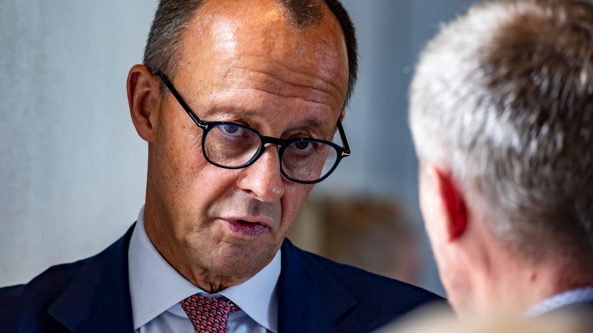 Friedrich Merz Anfang Juli 2023 im Gespräch mit einem Kollegen im Deutschen Bundestag.