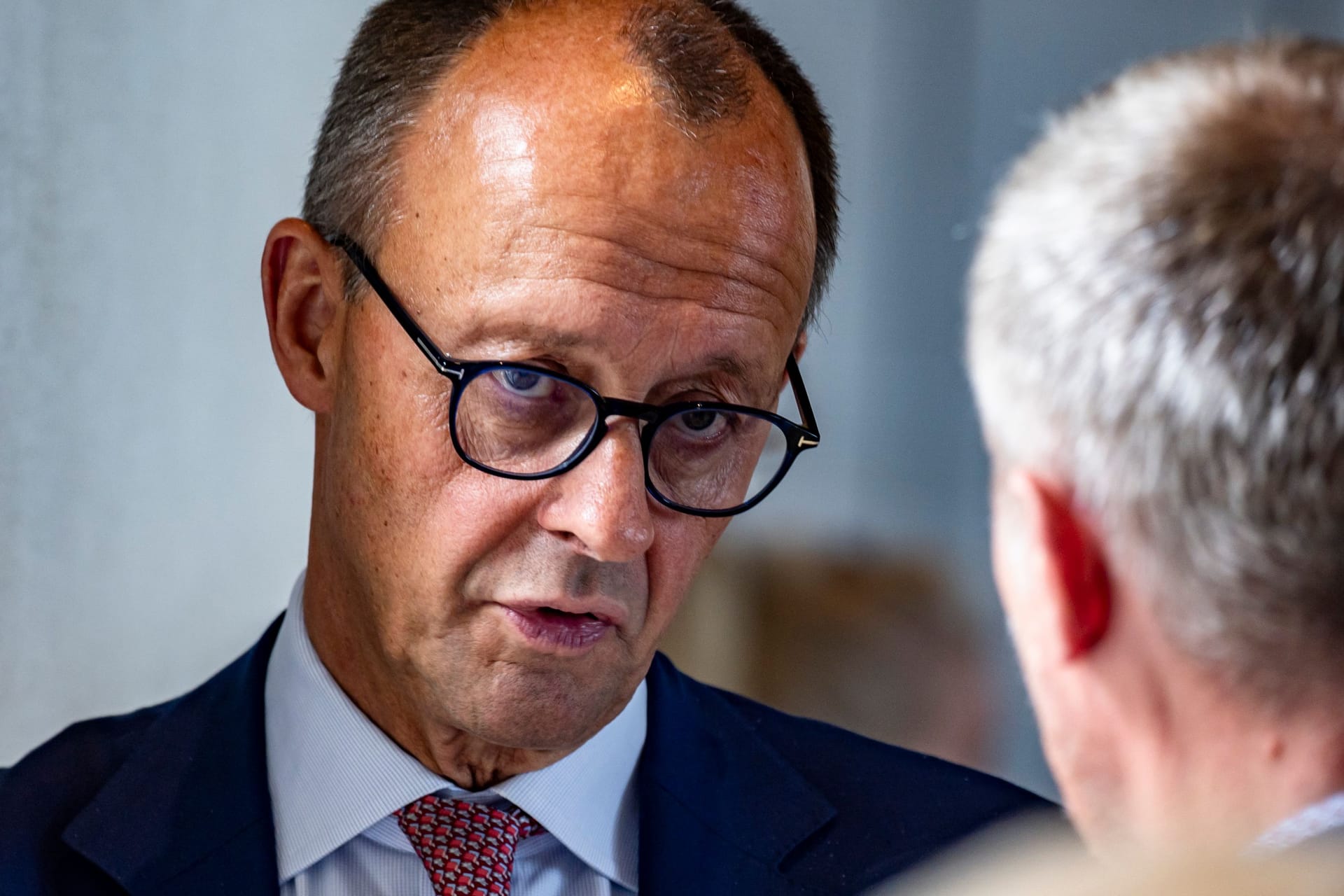 Friedrich Merz Anfang Juli 2023 im Gespräch mit einem Kollegen im Deutschen Bundestag.