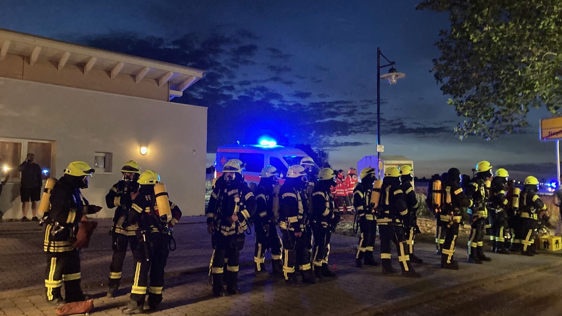 Atemschutztrupps der Feuerwehren bereiten sich auf den Einsatz vor: Insgesamt kamen 22 Trupps zum Einsatz.