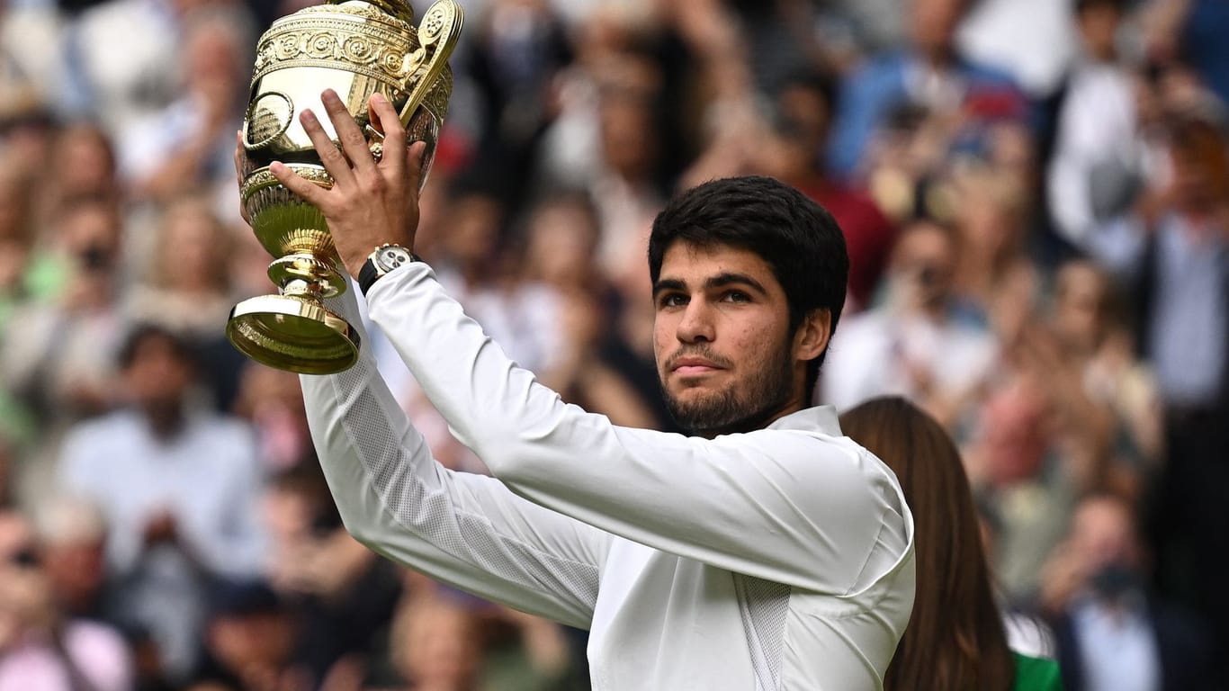 Carlos Alcaraz jubelt über seinen Triumph bei Wimbledon.