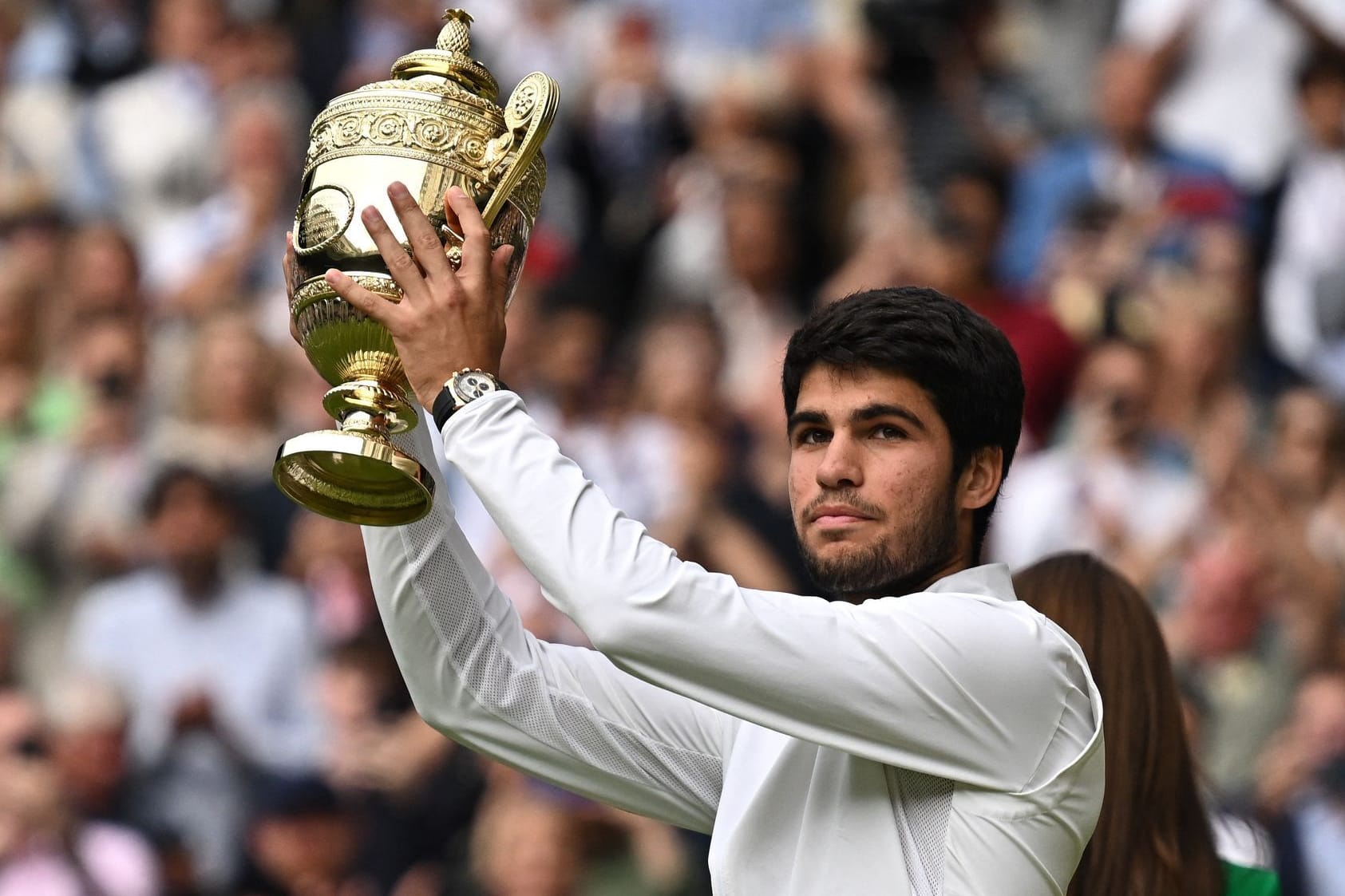 Carlos Alcaraz jubelt über seinen Triumph bei Wimbledon.