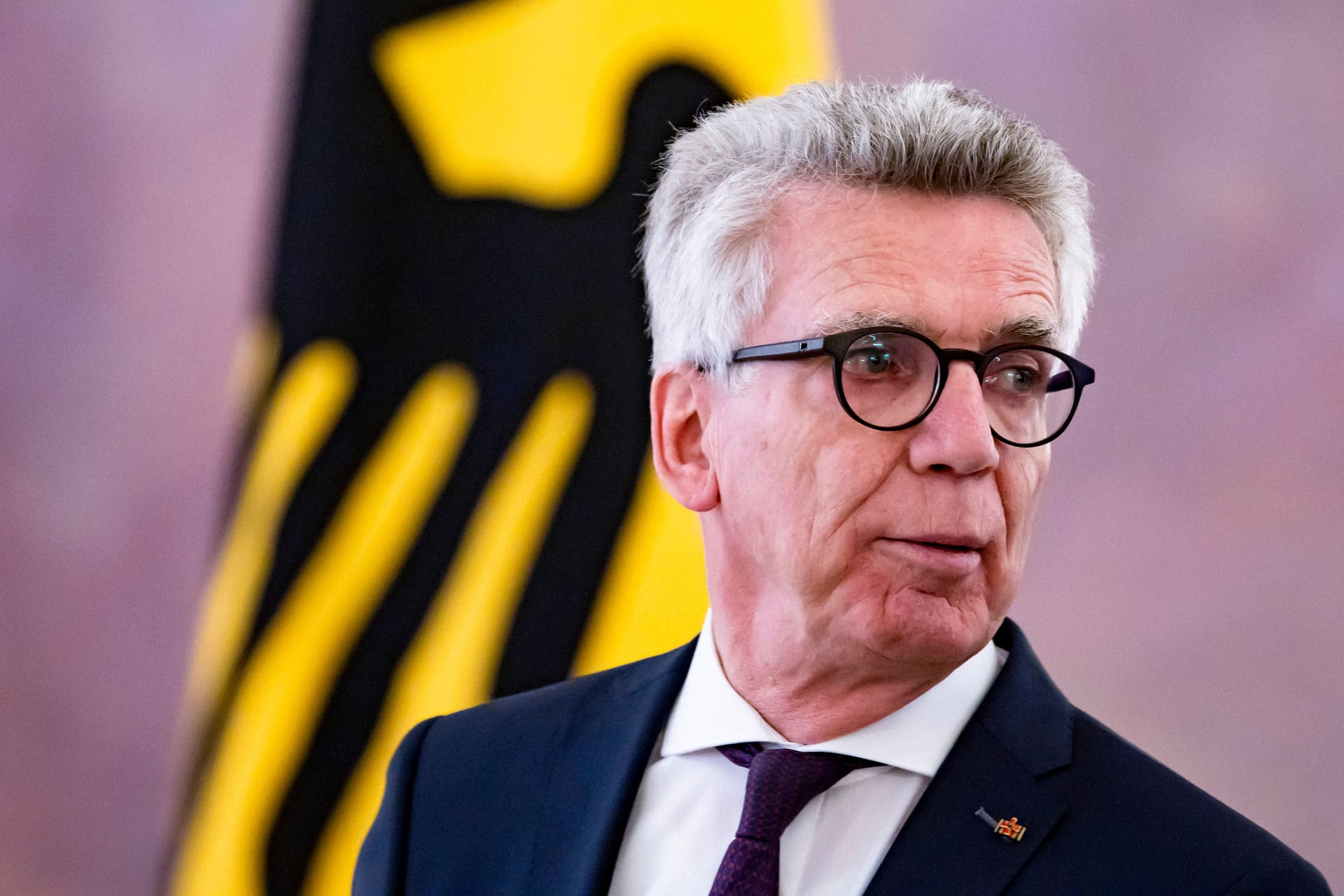 Thomas De Maizière vor Verleihung des Großkreuzes des Verdienstordens der Bundesrepublik in Berlin am 17. April 2023.