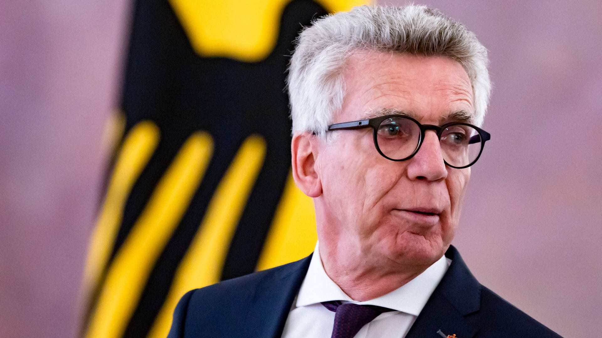 Thomas De Maizière vor Verleihung des Großkreuzes des Verdienstordens der Bundesrepublik in Berlin am 17. April 2023.