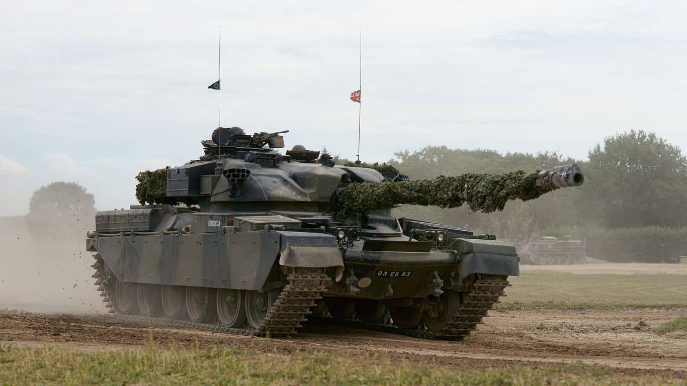 Britischer Chieftain-Kampfpanzer (Archivbild): Die 60 Jahre alten Kettenfahrzeuge könnten bald in der Ukraine fahren.