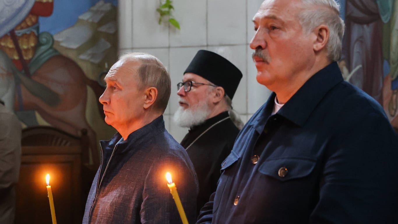 Der russische Präsident Wladimir Putin (links) und sein belarussischer Kollege Alexander Lukaschenko (rechts) besuchen ein Kloster: Beide Staatsmänner wollen enger zusammenarbeiten.