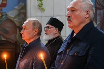 Der russische Präsident Wladimir Putin (links) und sein belarussischer Kollege Alexander Lukaschenko (rechts) besuchen ein Kloster: Beide Staatsmänner wollen enger zusammenarbeiten.
