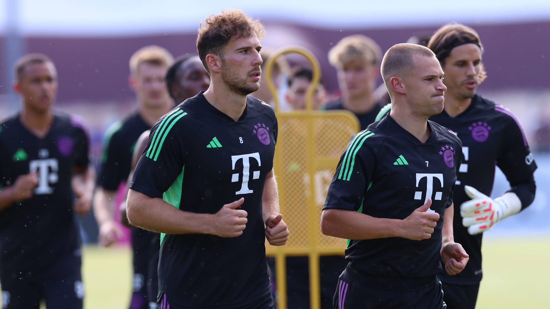 Leon Goretzka (l.) und Joshua Kimmich: Die Profis bereiten sich auf die Saison vor.