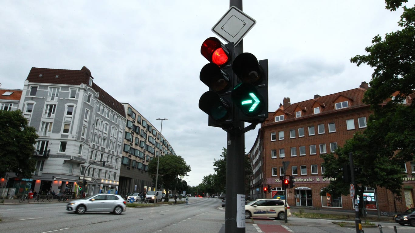 Eine Ampel an der Barmbeker Straße in Hamburg (Symbolbild): Bis zu 1.000 Ampeln fielen aus.