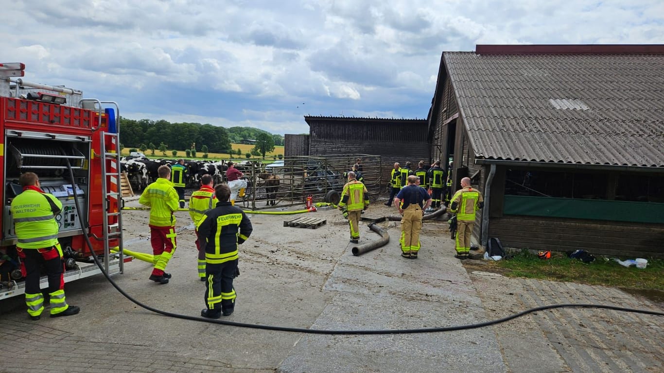 Feuerwehrleute auf dem Bauernhof in Waltrop: Einsatzkräfte der Feuerwehr Datteln eilten zur Hilfe.