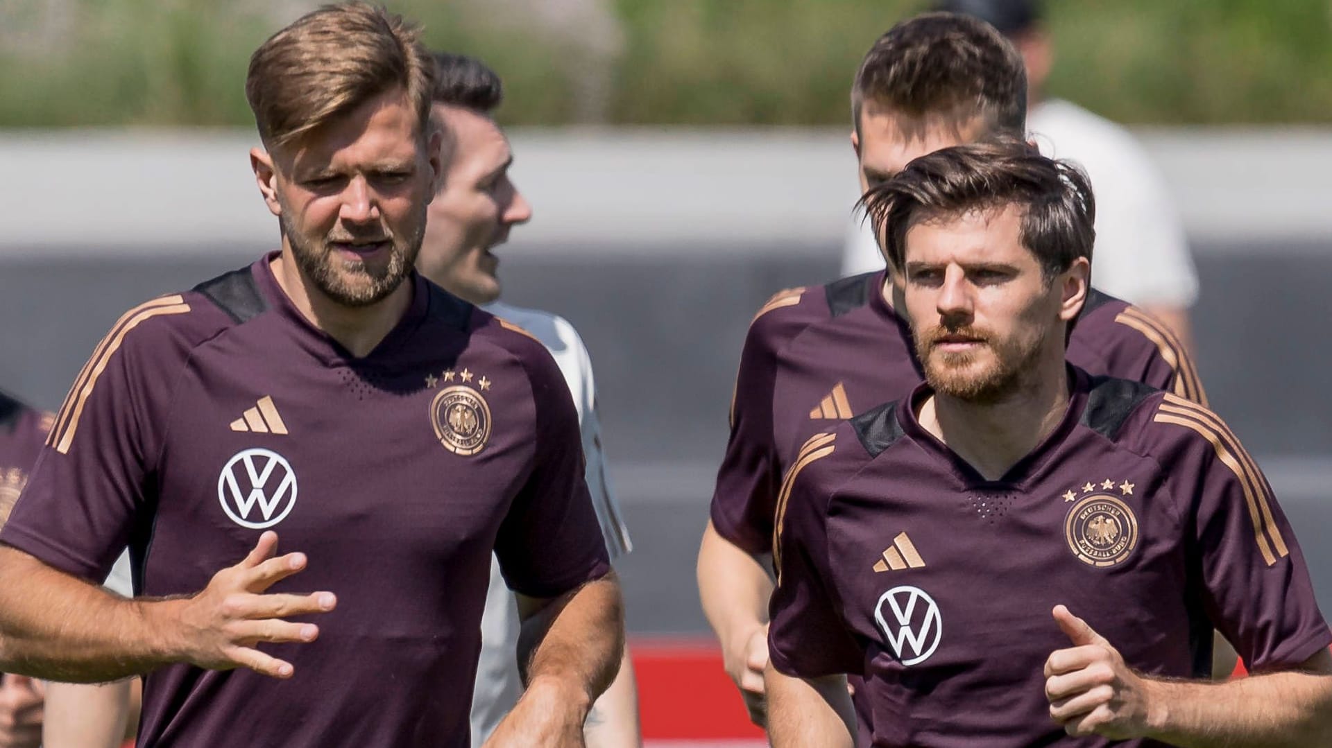 Jonas Hofmann (r.), hier beim DFB-Training neben Niclas Füllkrug: Unerwarteter Vereinswechsel.