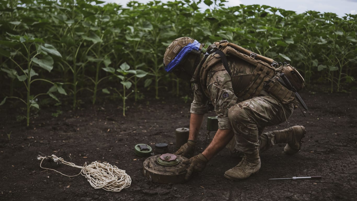 Ein Soldat der 35. ukrainischen Marinebrigade bei der Entschärfung einer Mine in einem Feld bei Donezk.