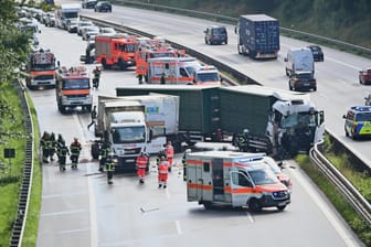 Auffahrunfall auf der A7: Zahlreiche Rettungskräfte sind vor Ort.