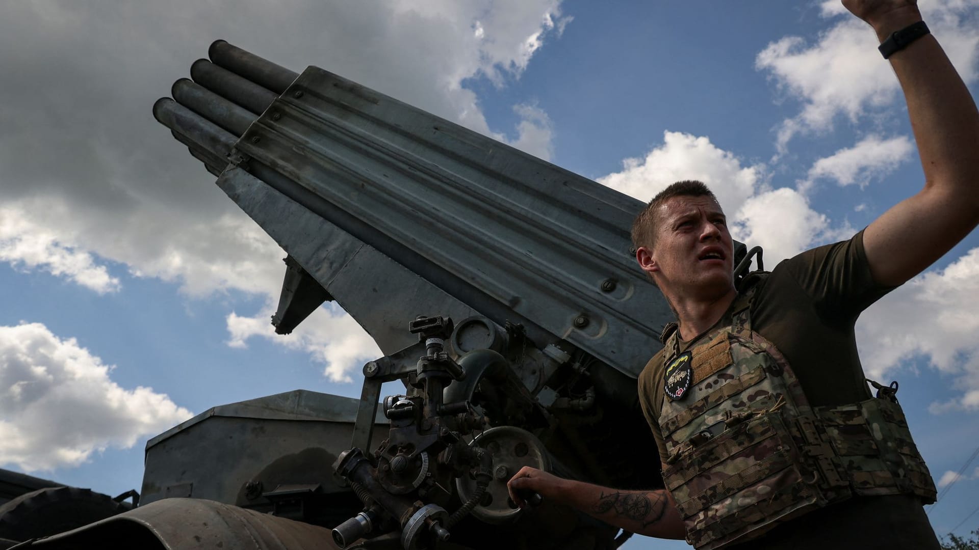 Ukraine: Soldaten der 59. Mechanisierten Infanteriebrigade feuern mit einem BM-21-Grad-Mehrfachraketenwerfer auf russische Stellungen.