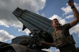 Ukraine: Soldaten der 59. Mechanisierten Infanteriebrigade feuern mit einem BM-21-Grad-Mehrfachraketenwerfer auf russische Stellungen.