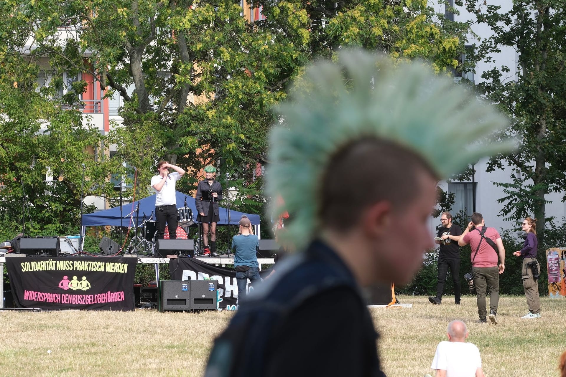 "Tag X" in Leipzig (Archivbild): Mehrere Polizeikräfte stehen am Alexis-Schumann-Platz.