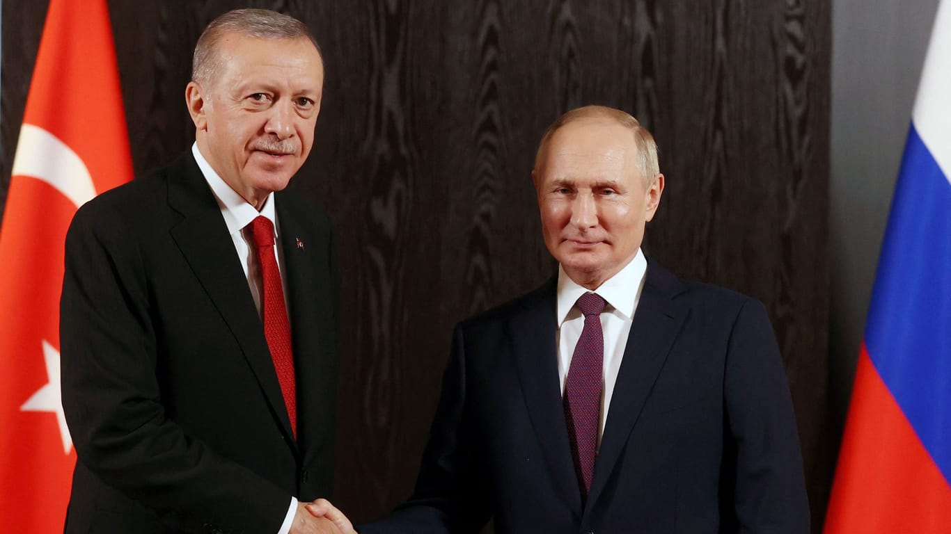 Recep Tayyip Erdoğan, Präsident der Türkei (l) und Russlands Präsident Wladimir Putin (Archivbild): Für den türkischen Präsidenten gilt der Stopp des Getreideabkommen als außenpolitische Niederlage.