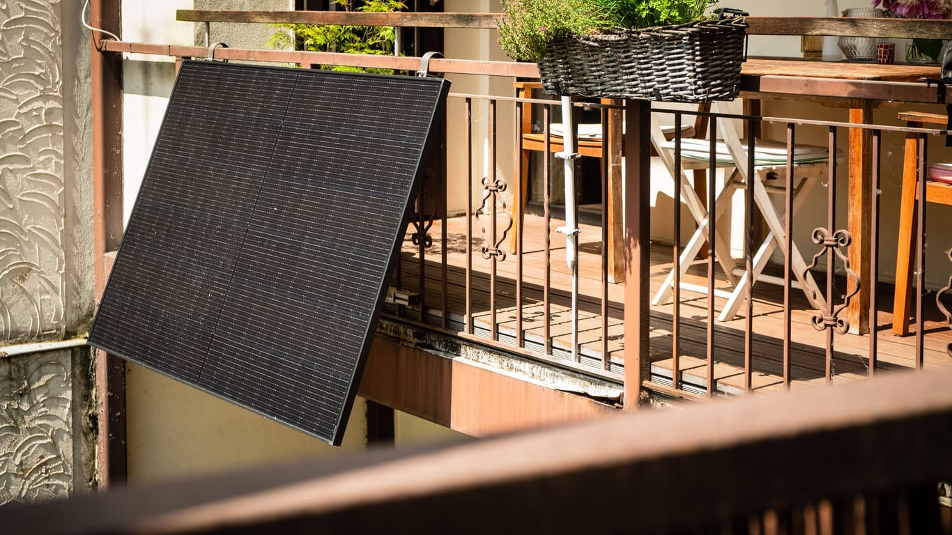 Ein Solarpaneel am Balkon: Das sind die besten Balkonkraftwerke als Komplettset.