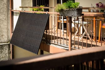 Ein Solarpaneel am Balkon: Das sind die besten Balkonkraftwerke als Komplettset.