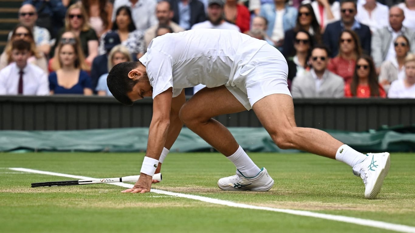 Novak Djokovic hat im Finale von Wimbledon mit dem Rasen auf dem Centre Court zu kämpfen.