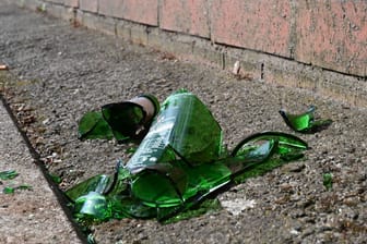 Scherben einer kaputten Bierflasche (Symbolbild): In der Kölner Innenstadt sind am Samstag zwei CSD-Besucher angegriffen worden.