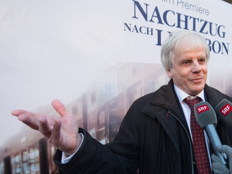 Der Schweizer Schriftsteller Peter Bieri alias Pascal Mercier auf dem roten Teppich vor der Filmpremiere "Nachtzug nach Lissabon".