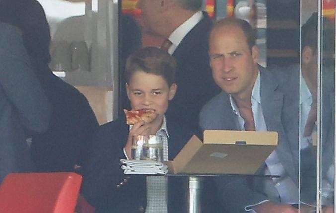 Prinz satt: George genießt das Cateringangebot, Papa William schaut zu.