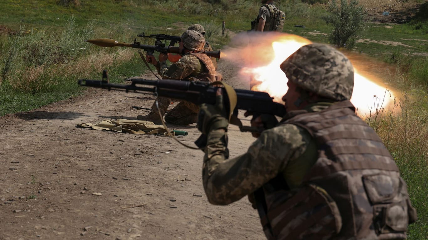 Ukrainische Soldaten bei einer Übung in der Region Donezk.