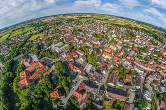 Luftbild von Mering zwischen Augsburg und München (Archivbild): Im Landkreis Aichach-Friedberg sind die Häuser zwar auch teuer – aber günstiger als im Vergleich zum Umland.