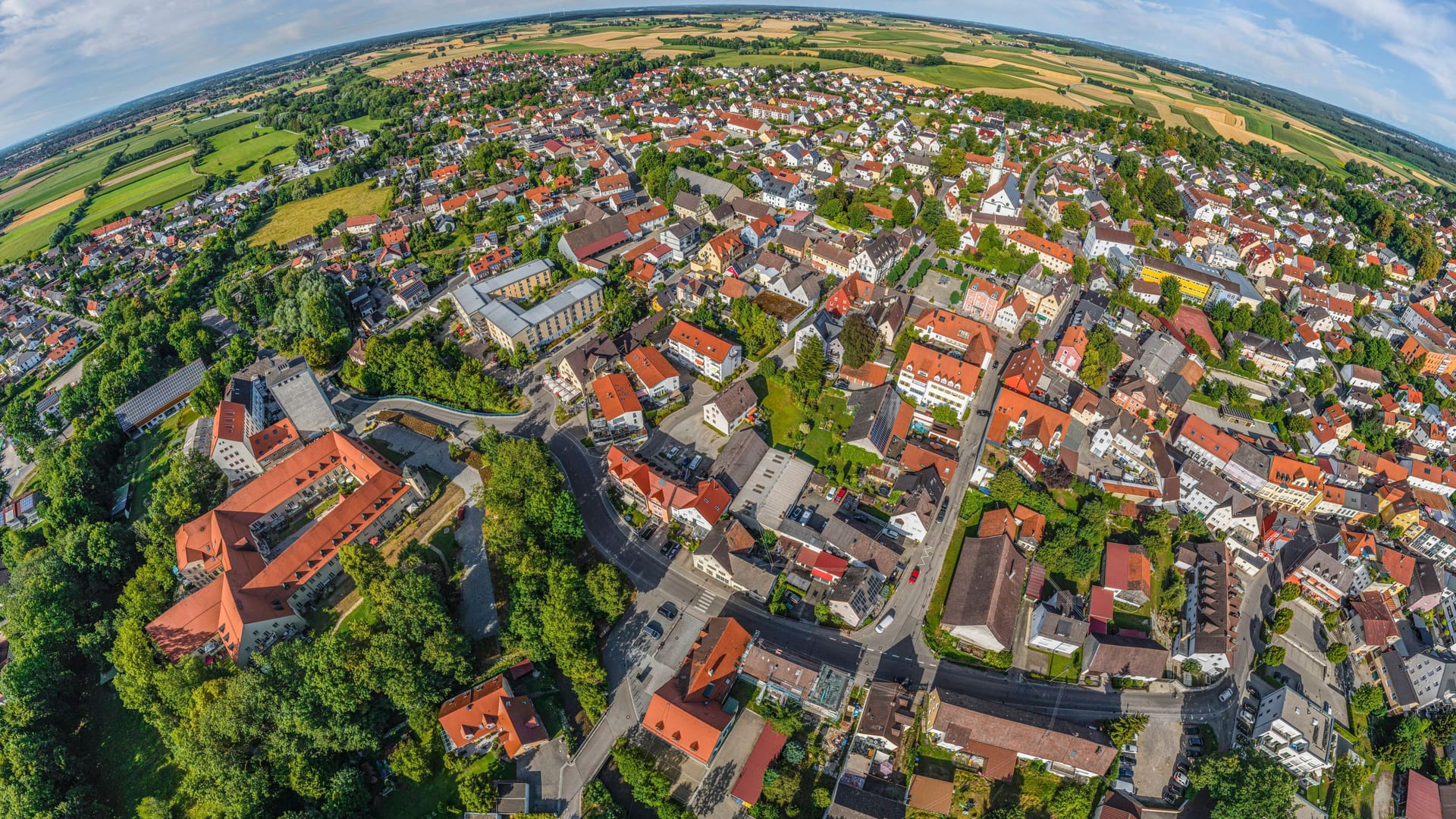 Luftbild von Mering zwischen Augsburg und München (Archivbild): Im Landkreis Aichach-Friedberg sind die Häuser zwar auch teuer – aber günstiger als im Vergleich zum Umland.